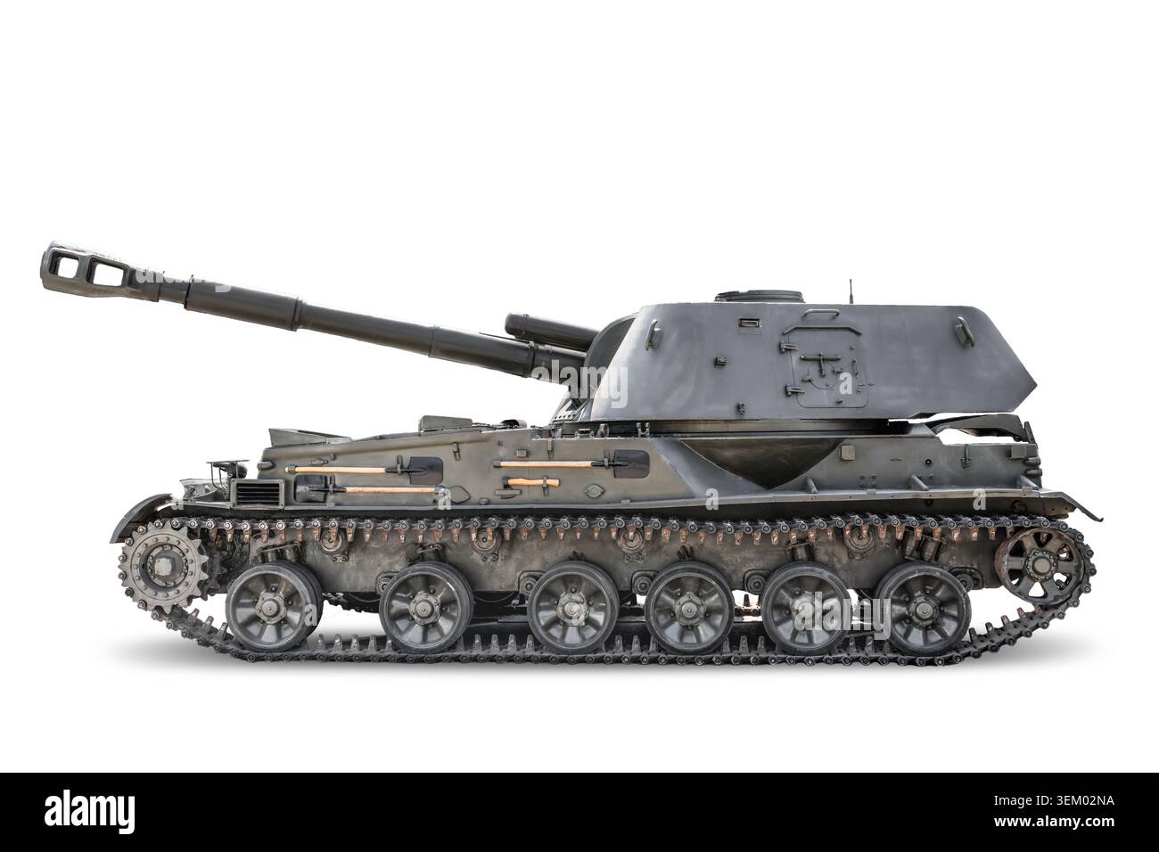Veicolo di artiglieria semovente isolato su sfondo bianco. Macchina da combattimento militare tracciata con cannone a canna lunga, equipaggiamento militare storico, ar Foto Stock