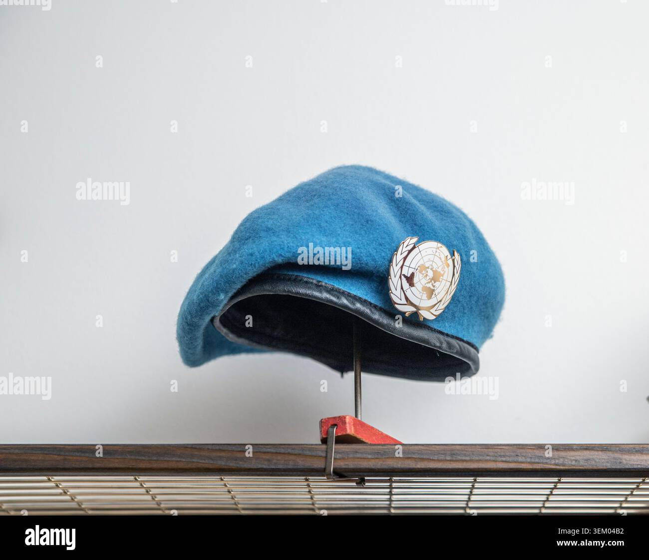 Un berretto blu delle Nazioni Unite con un distintivo delle Nazioni Unite Foto Stock
