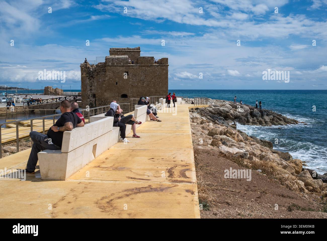 La passerella costiera vicino al porto nella città di Paphos nel sud-ovest di Cipro Foto Stock