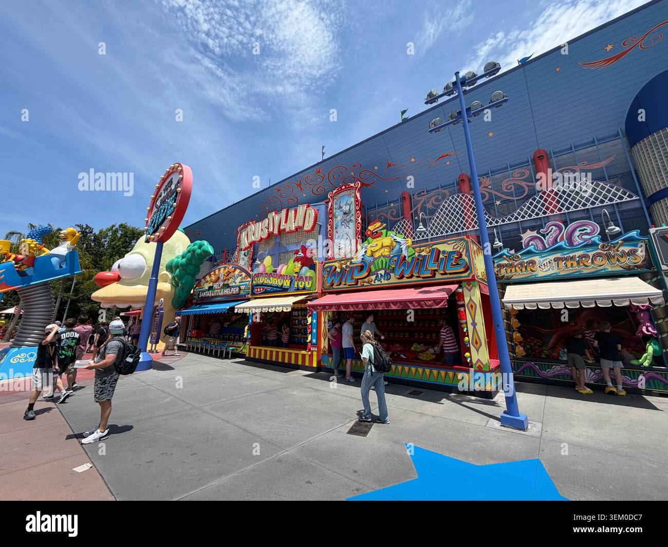 ORLANDO, Florida - 2 GIUGNO 2026: Una vista panoramica grandangolare del colorato carnevale di Krustyland a metà strada presso gli Universal Studios Florida. - Immagine stock catturata con smartphone
