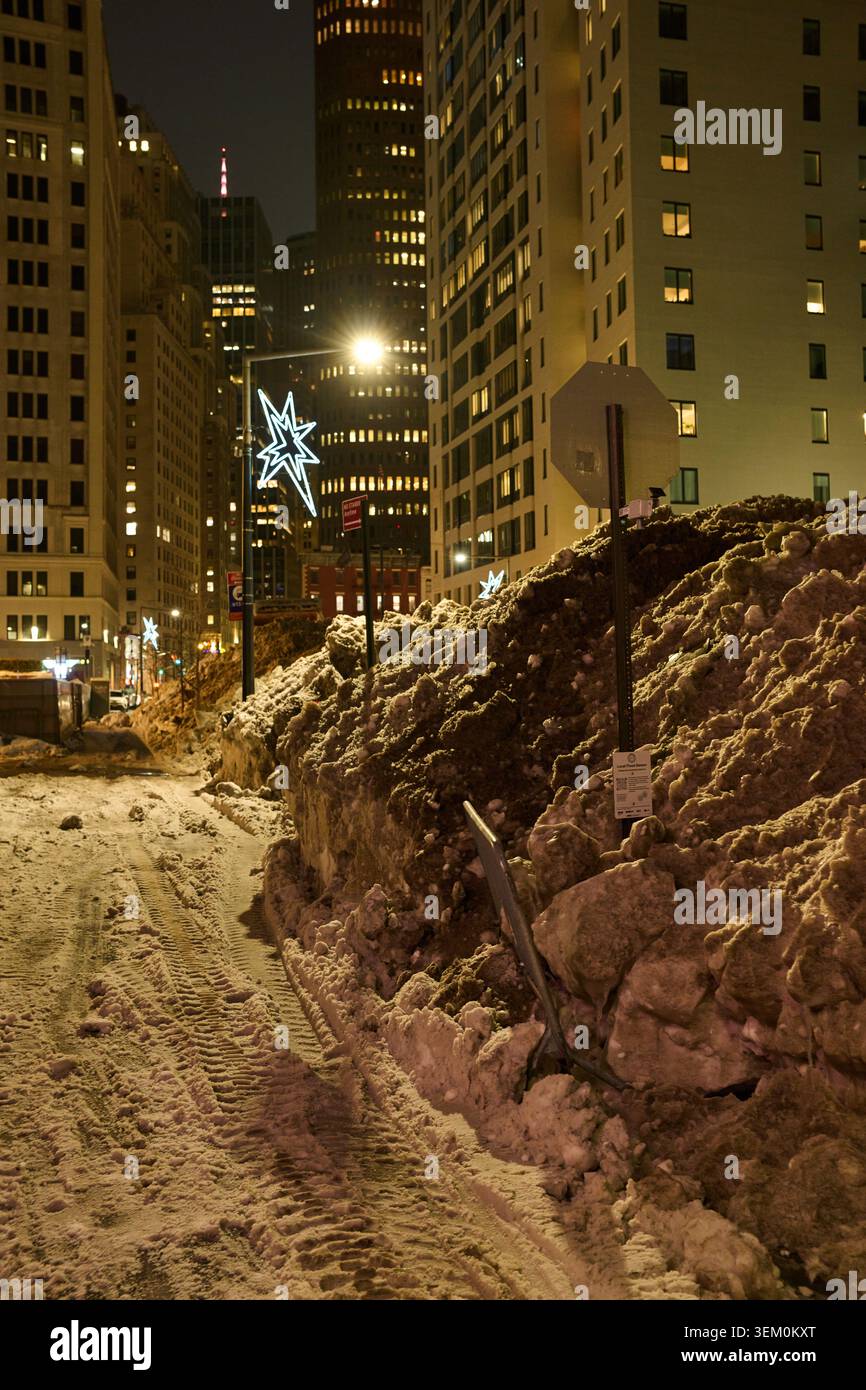 La neve si è accumulata a Broad Street, New York, nel quartiere finanziario per essere sciolta. New York, New York, Stati Uniti. Foto Stock
