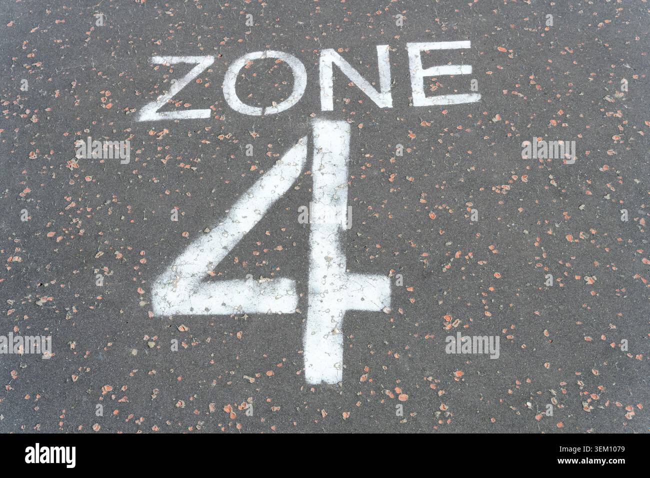 Zona 4 verniciata di bianco su una pavimentazione asfaltata, Regno Unito Foto Stock