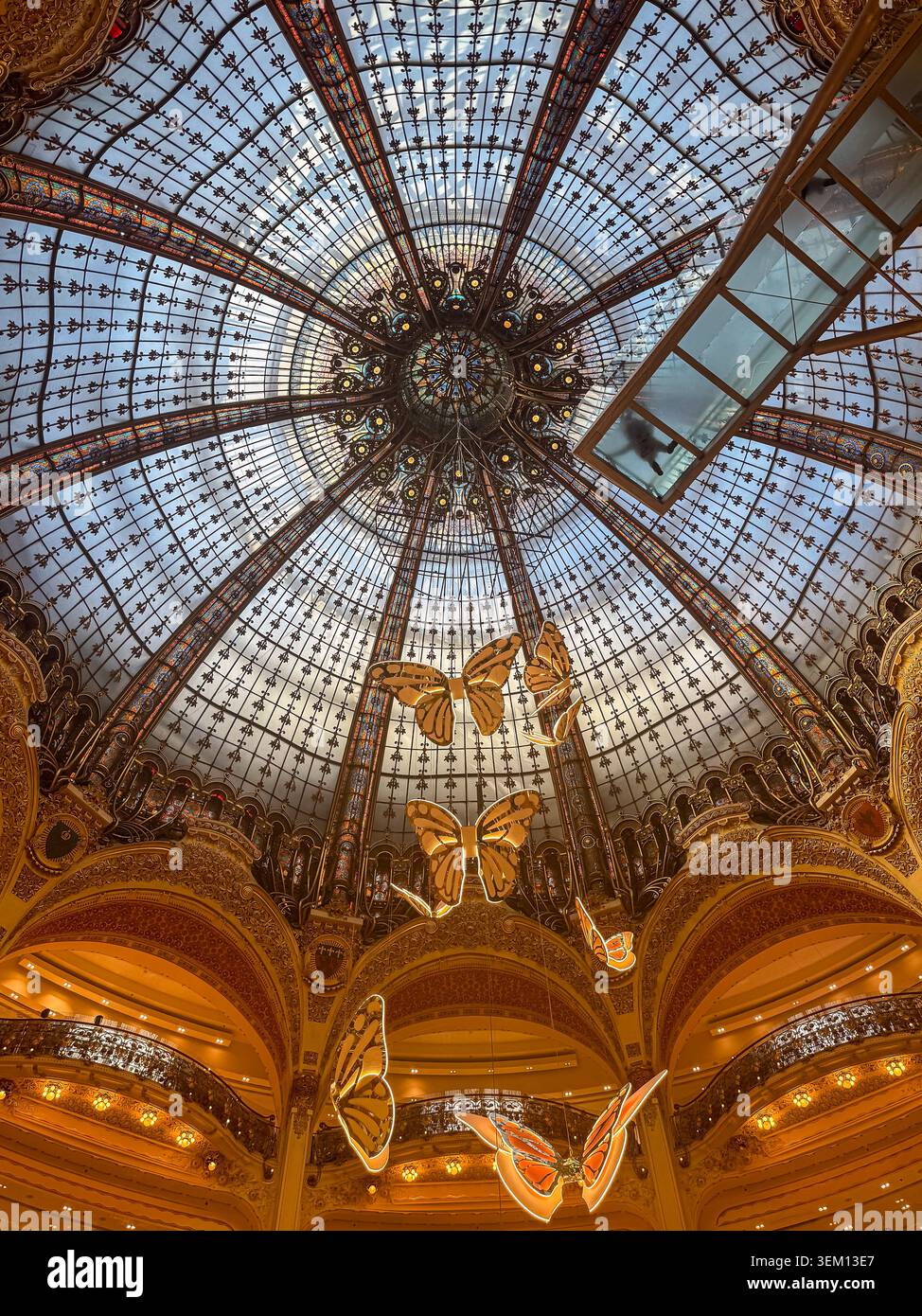 Cupola in vetro Art Nouveau e installazione decorativa a farfalla all'interno del grande magazzino Galeries Lafayette Haussmann a Parigi, Francia. Foto Stock