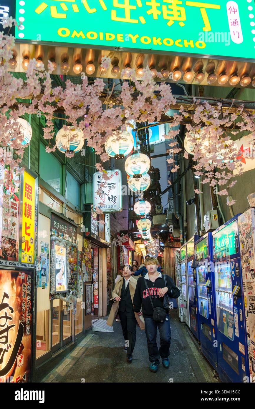 Tokyo, Giappone - 13 aprile 2026: Omoide Yokocho Memory Lane, piccolo vicolo pieno di bancarelle di Street food e izakaya (pub giapponesi) di notte Foto Stock