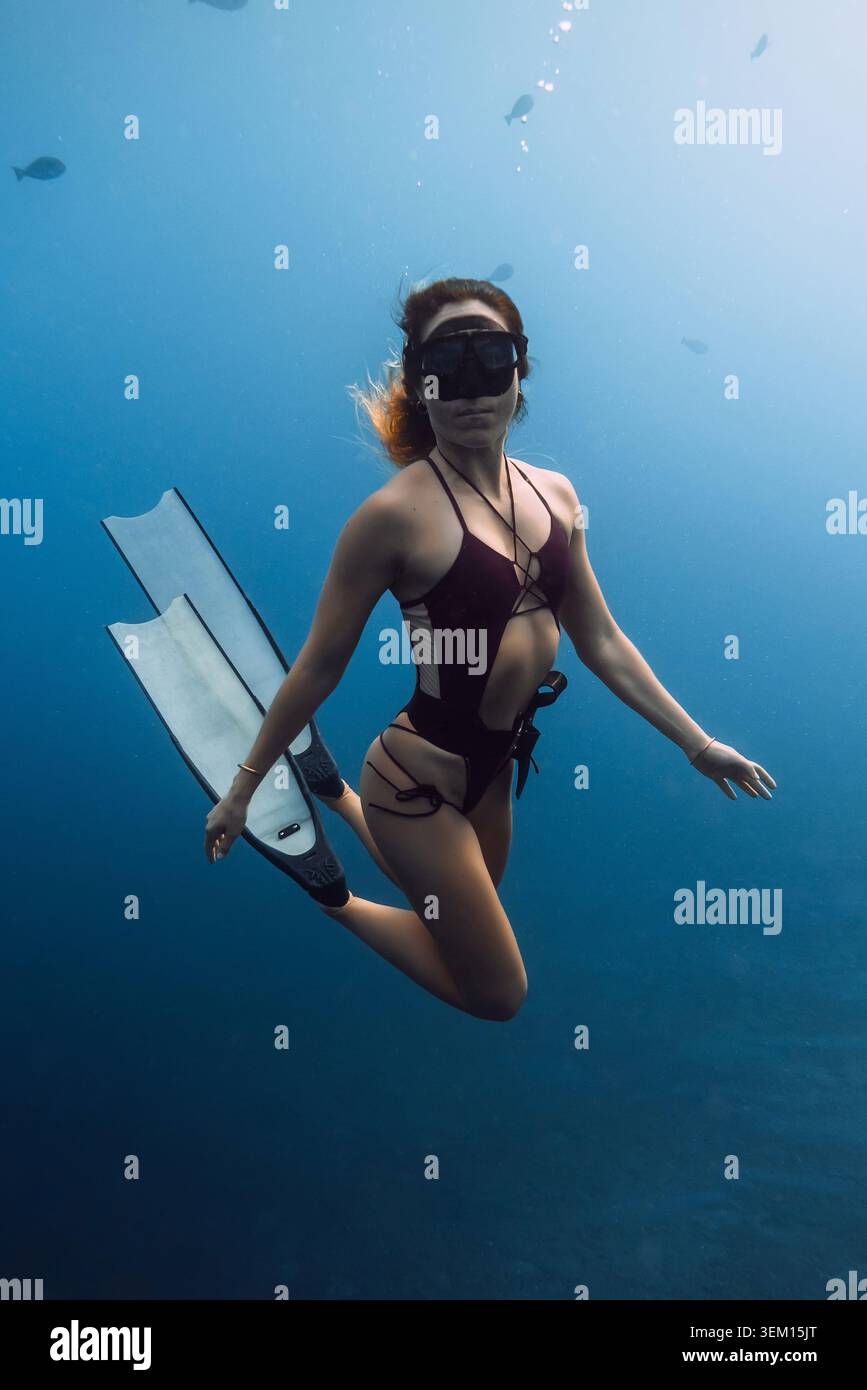 Ritratto di una donna freediver sott'acqua nell'acqua blu dell'oceano Foto Stock