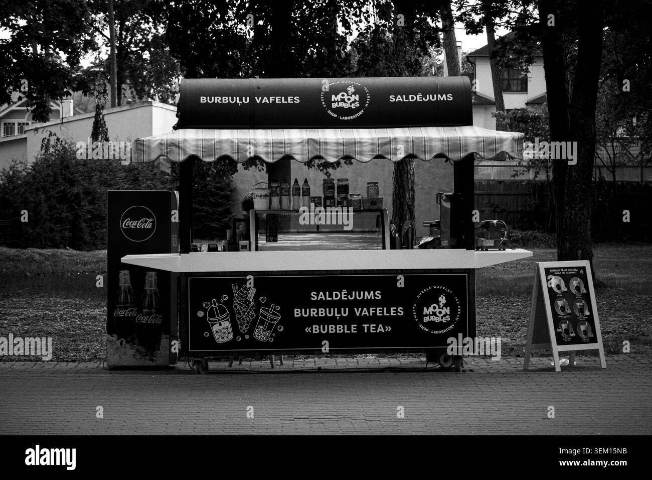 Shot bianco e nero di un chiosco di Street food Moon Bubbles che vende cialde, gelati e tè in un parco pubblico di Jurmala, Lettonia Foto Stock