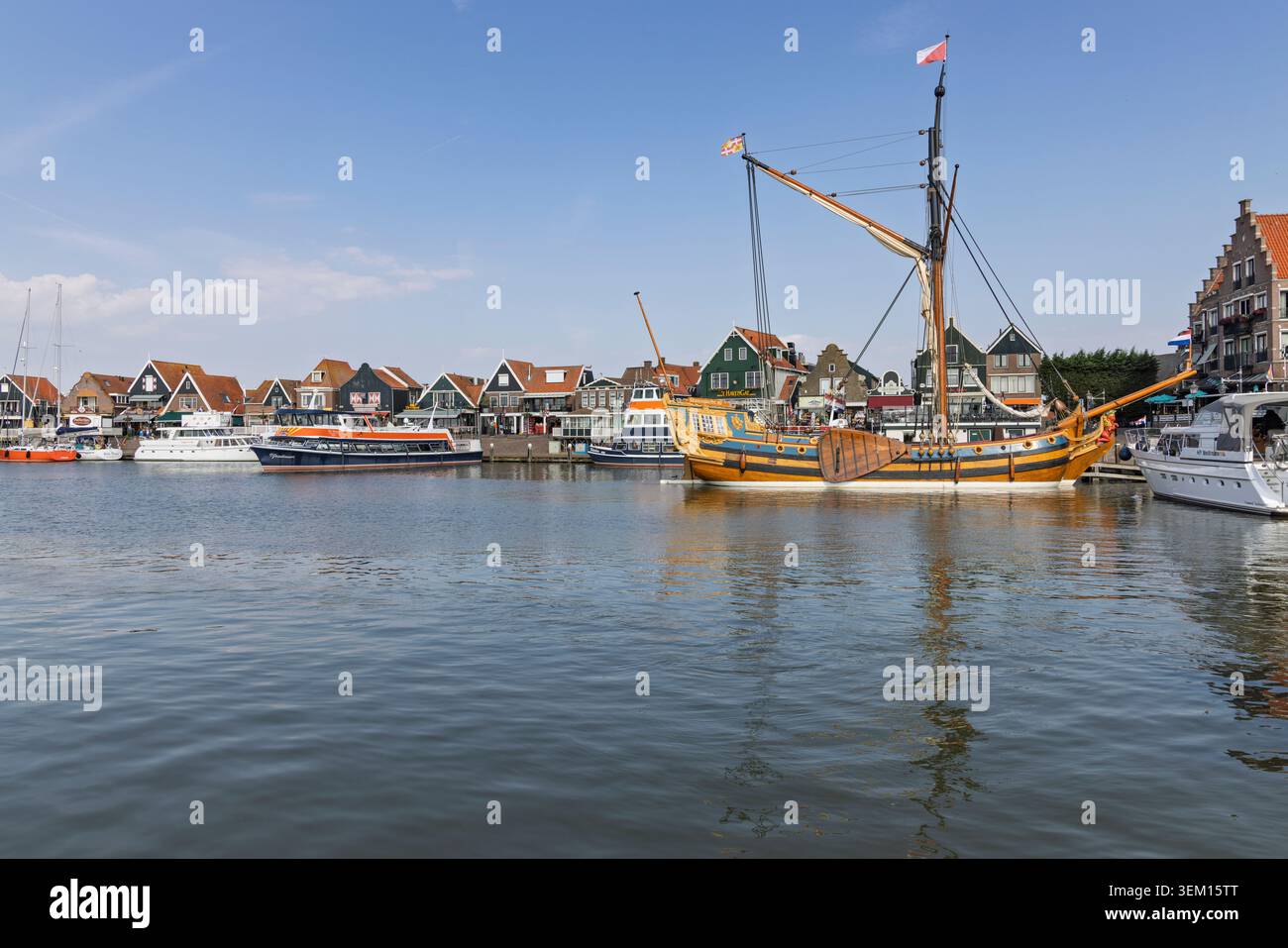 Volendam, Paesi Bassi - maggio 31 2026: Splendida vista sull'acqua del porto con una tradizionale nave di galeone in legno e sullo sfondo del classico lungomare Foto Stock