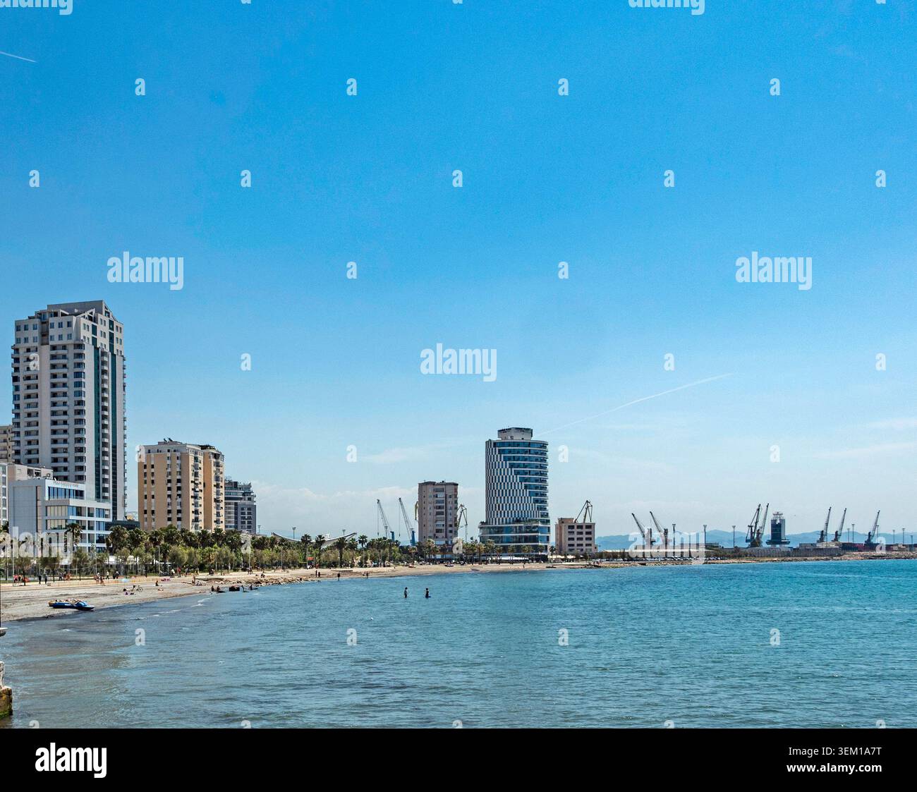 Edifici e hotel moderni e alti lungo la spiaggia sabbiosa e le acque blu della costa del mare Adriatico a Durrës, Albania. Foto Stock