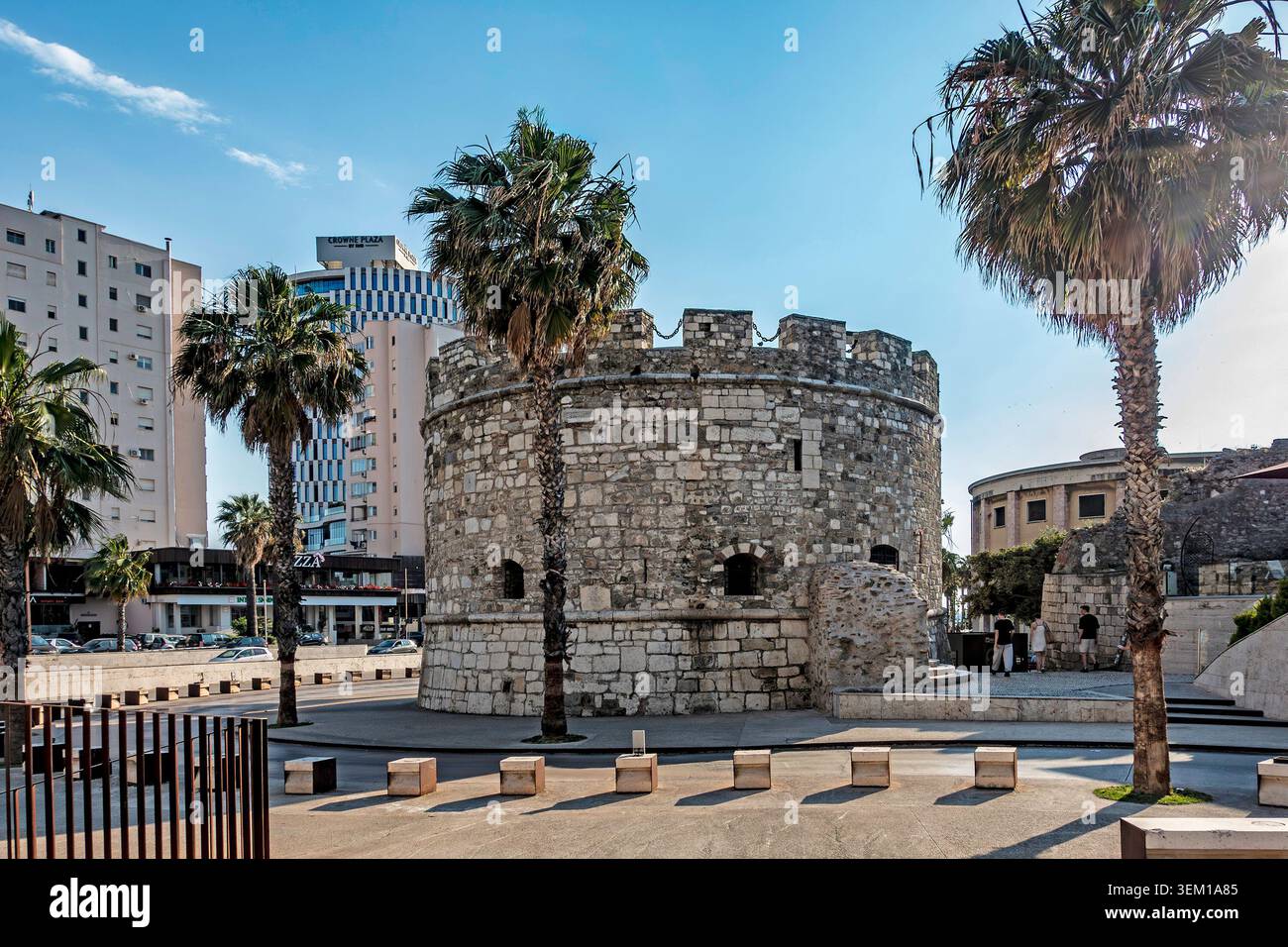 L'antica torre veneziana in pietra è circondata da palme e da moderni hotel ed edifici cittadini a Durrës, Albania. Foto Stock