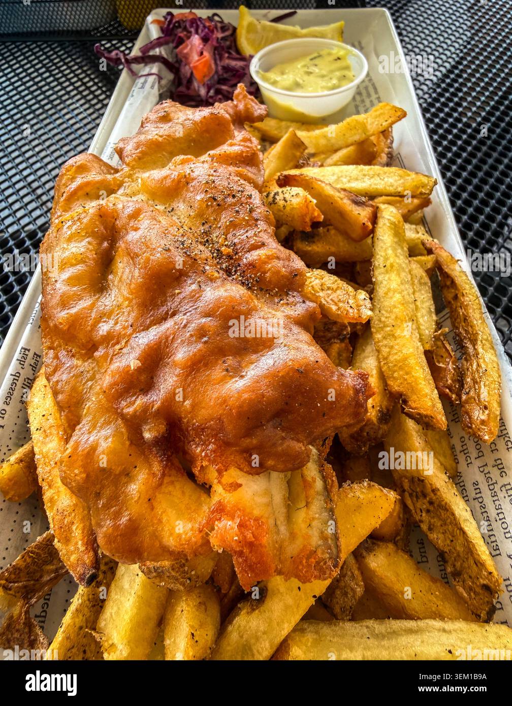 Sottaceti freschi leggermente impanati e fritti serviti con patatine fritte rustiche tagliate a mano e salsa tartara fatta in casa nel patio esterno. Foto Stock