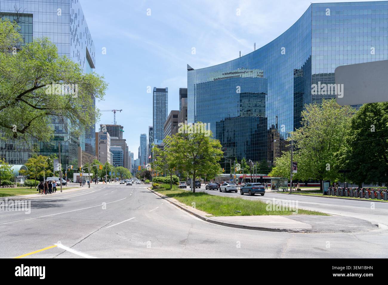 Vista di University Avenue verso sud dal Queen's Park nel centro di Toronto, Ontario, Canada. Foto Stock