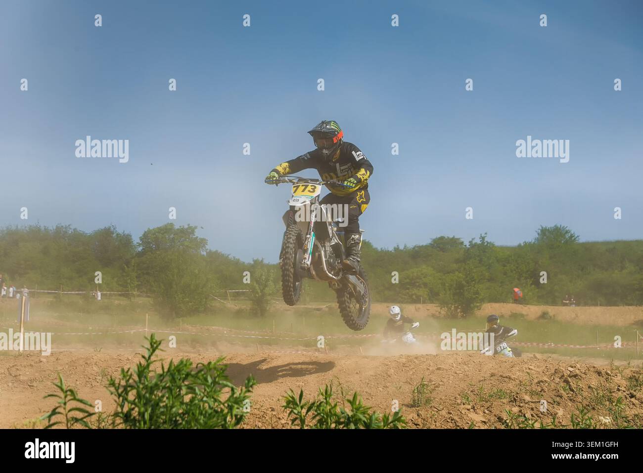 Leopoli, Ucraina - 24 maggio 2026: Piloti motociclistici non identificati superano la pista di Wiesenberg alla Ukrainian Motocross Cup vicino alla città di Leopoli, Regno Unito Foto Stock