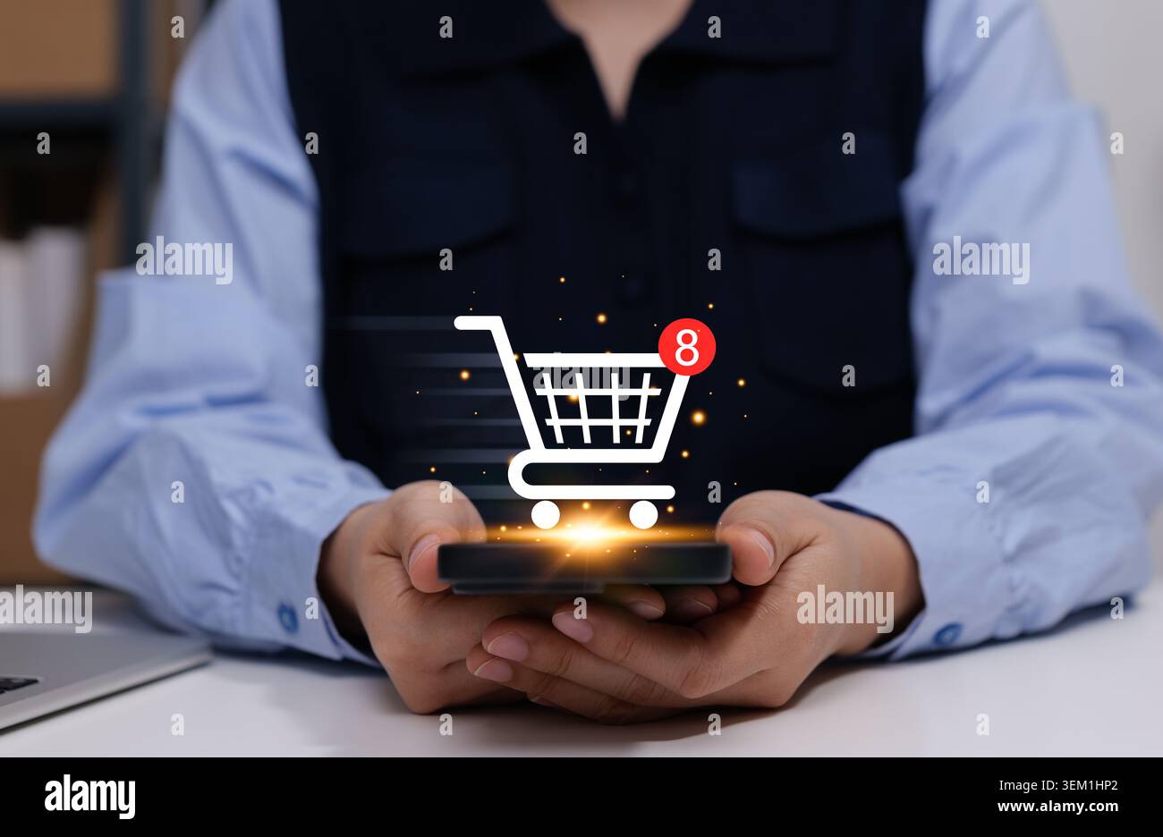 Carrello acquisti online e concetto di pagamento e-commerce. Donna con smartphone, carrello acquisti mobile, notifica ordini, app retail digitale Foto Stock