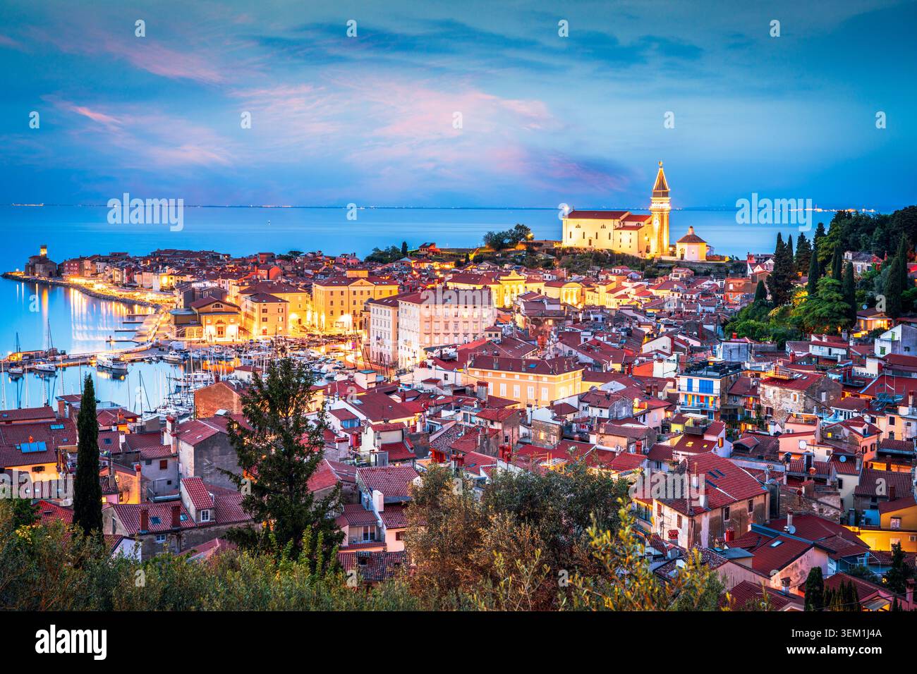 Pirano, Slovenia, vista della città vecchia al crepuscolo. Foto Stock