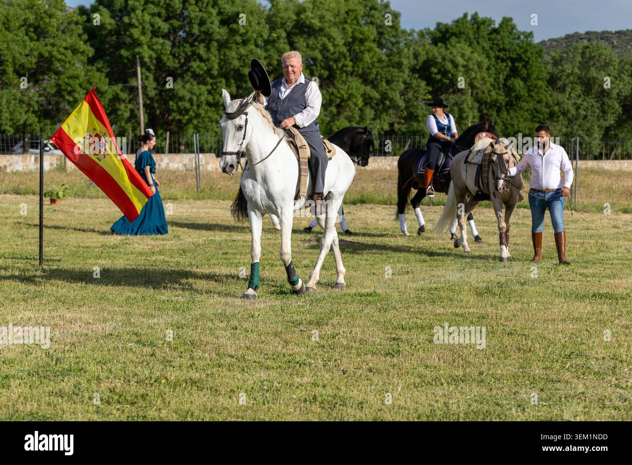Cavalieri che presentano allo spettacolo equestre di danza del cavallo durante il festival Peña Sacra a Manzanares el Real, Madrid, Spagna Foto Stock