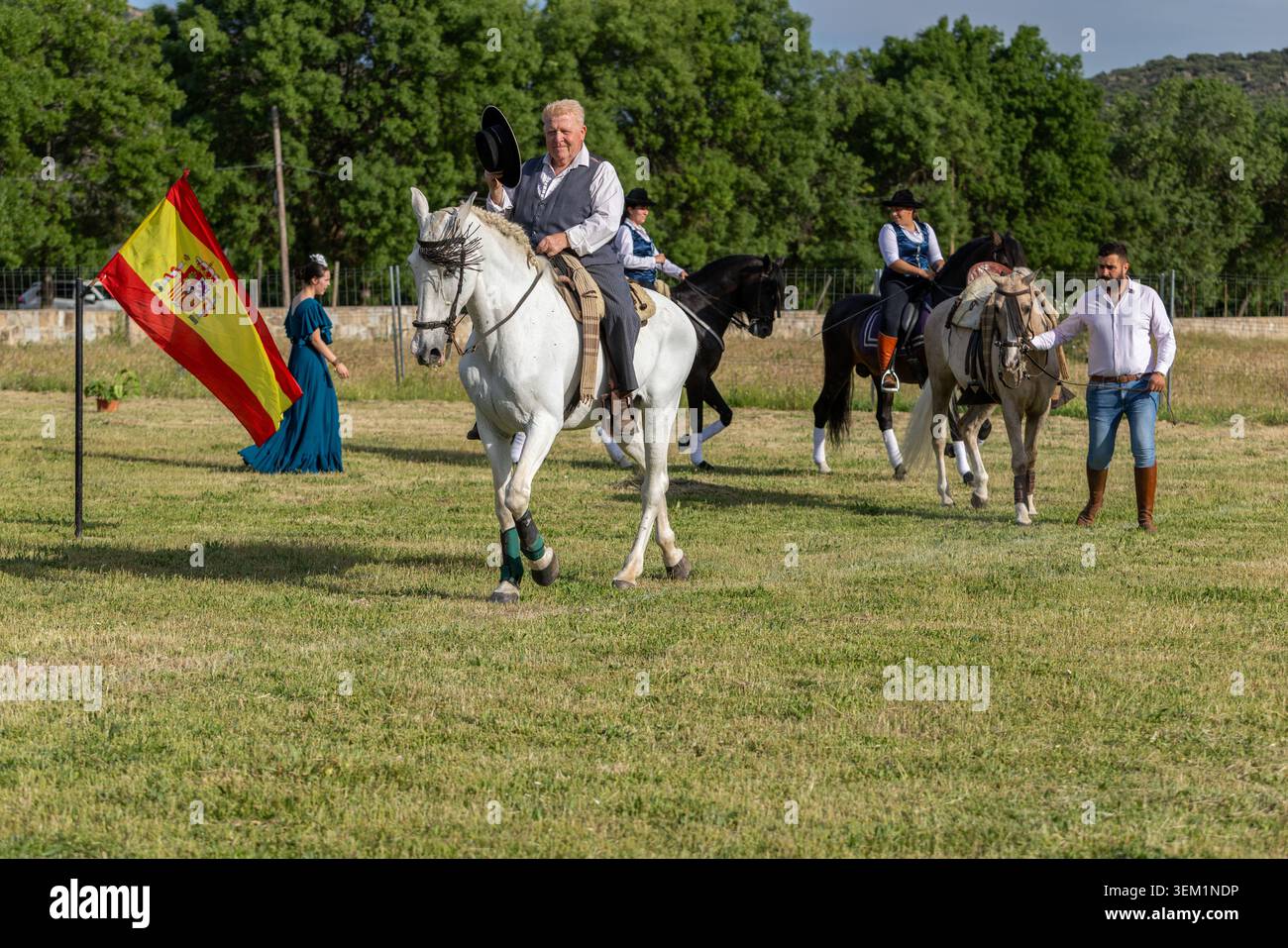 Cavalieri che presentano allo spettacolo equestre di danza del cavallo durante il festival Peña Sacra a Manzanares el Real, Madrid, Spagna Foto Stock