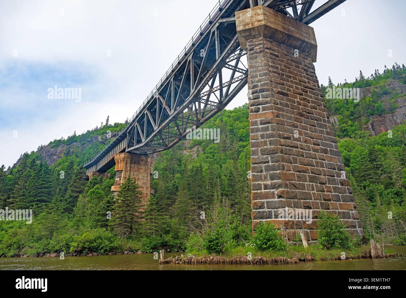 Guarda un enorme ponte ferroviario Inverted Truss nel Neys Provincial Park, Ontario Foto Stock