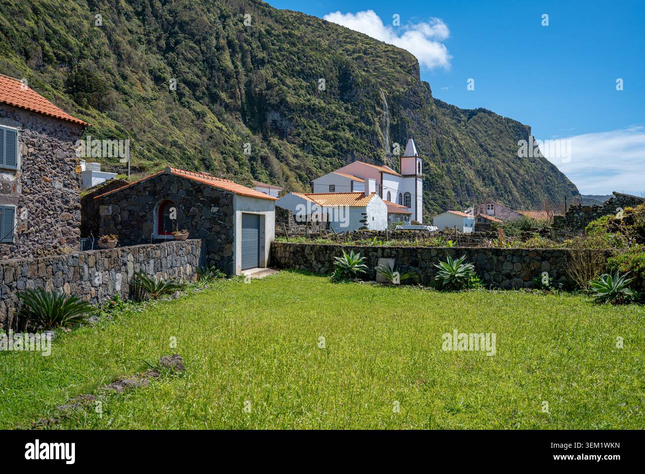 Retro della chiesa di Nostra Signora del Monte Carmelo, Fajã Grande, isola di Flores, Azzorre, Portogallo. Foto Stock