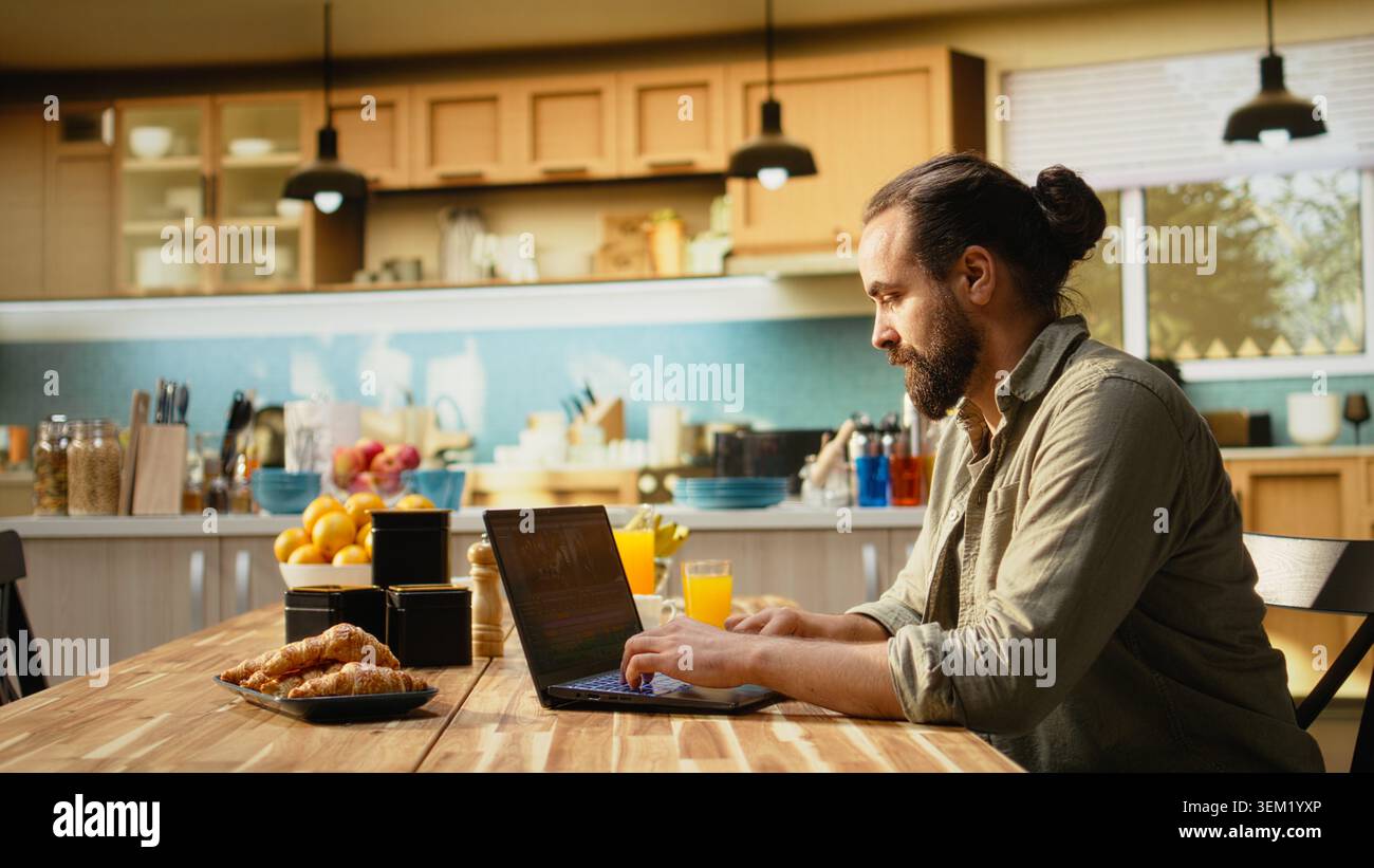 Ritratto dell'uomo che modifica videoclip ed effetti sonori su computer portatile, videografia e post-produzione con gradazioni di colore cinematografiche. Elementi VFX e software interattivo, creatore di contenuti maschili. Foto Stock