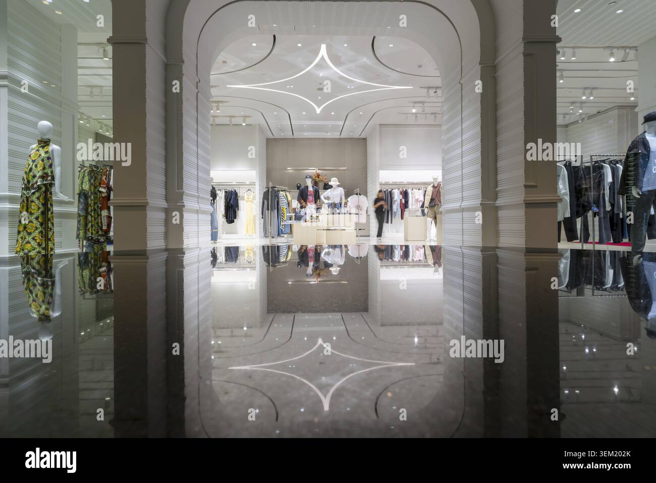 Club 21, una boutique di moda multi-brand di fascia alta che cura stilisti internazionali e marchi d'avanguardia, il centro commerciale iConSiam, Khlong San Dist Foto Stock