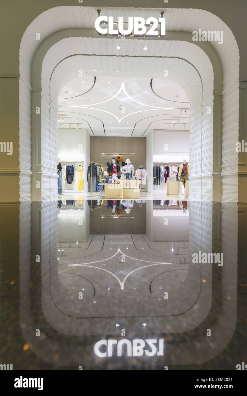 Club 21, una boutique di moda multi-brand di fascia alta che cura stilisti internazionali e marchi d'avanguardia, il centro commerciale iConSiam, Khlong San Dist Foto Stock