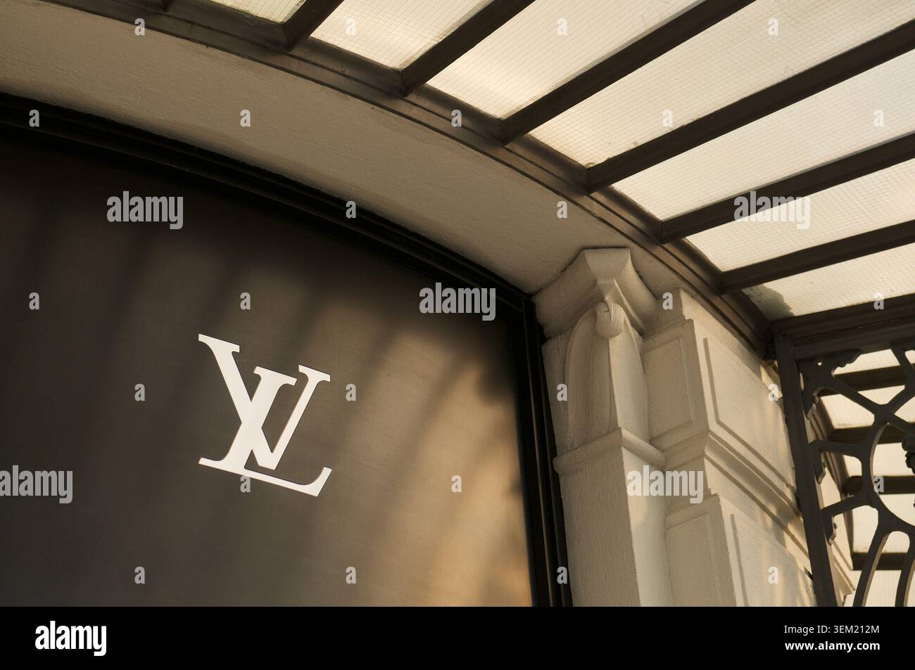 Lugano, Ticino, Svizzera - 24 maggio 2026: Primo piano dell'iconico logo aziendale monogramma delle iniziali bianche del LV su un punto vendita nero. Foto Stock