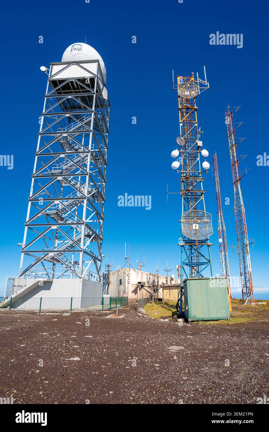 Antenne di telecomunicazione sulla cima di una collina alta sull'isola di Flores, Azzorre, Portogallo. Foto Stock