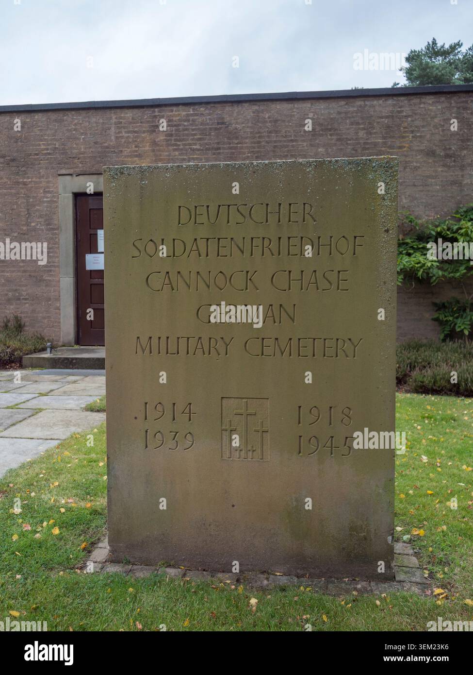 Segnale all'ingresso del cimitero militare tedesco di Cannock Chase, Staffordshire, Regno Unito. Foto Stock