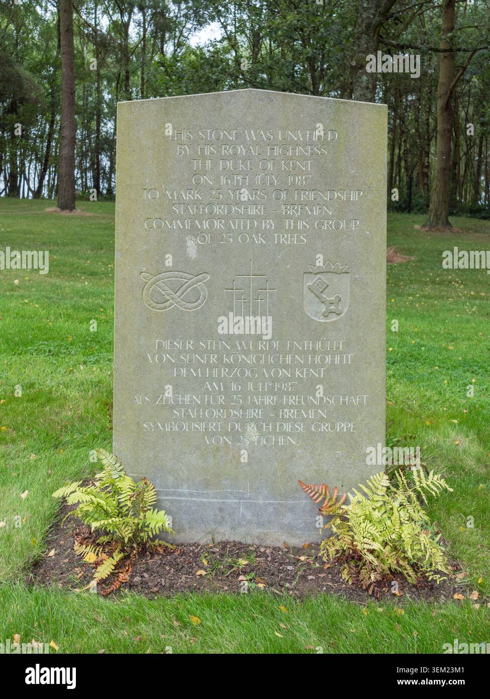 Segnale commemorativo svelato dal Duca di Kent nel 1987 nel cimitero militare tedesco di Cannock Chase, Staffordshire, Regno Unito. Foto Stock