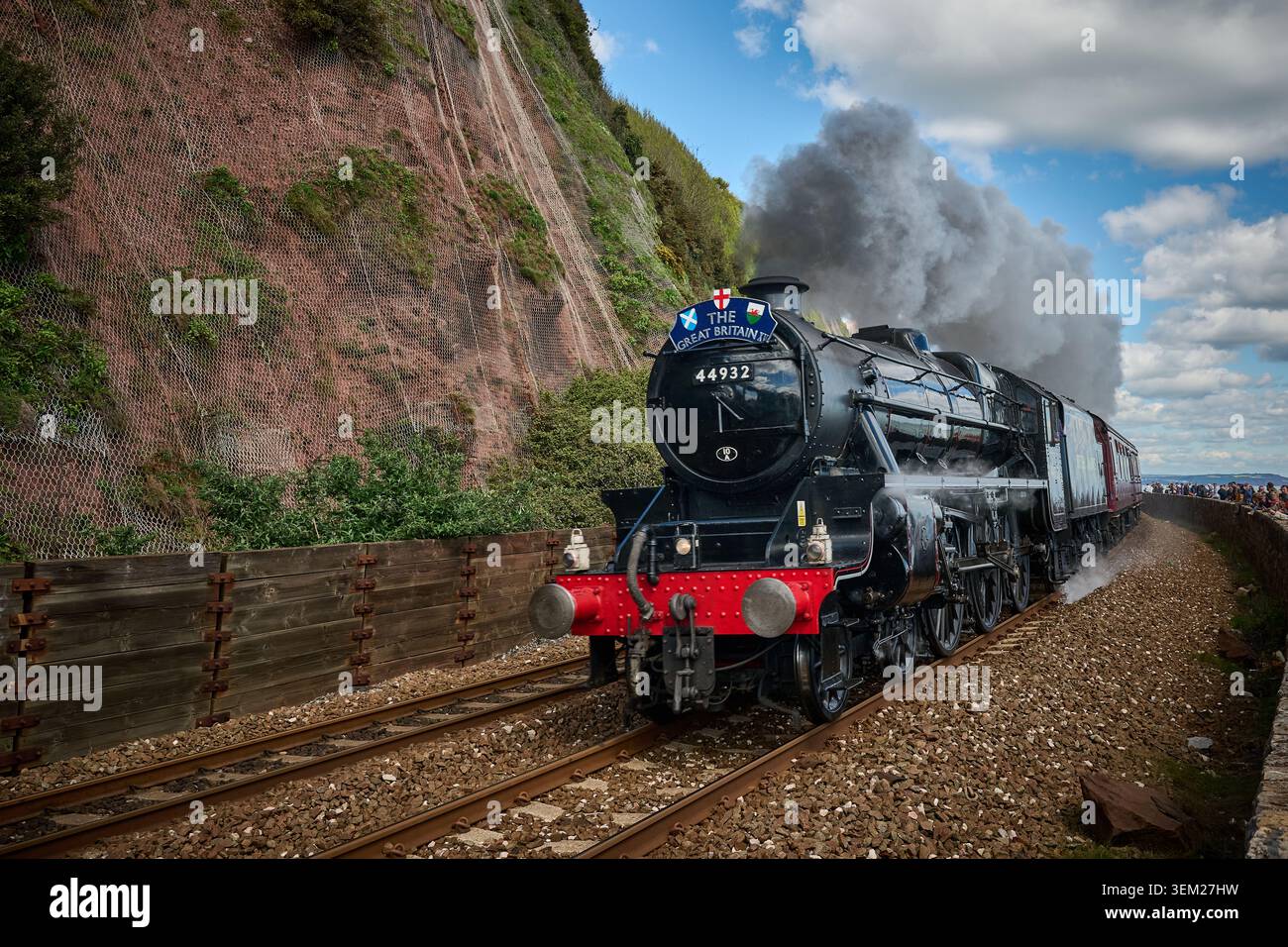 Black Five 44932 dirige il tour ferroviario della Gran Bretagna XV attraverso Teignmouth il 15 aprile 2023 Foto Stock