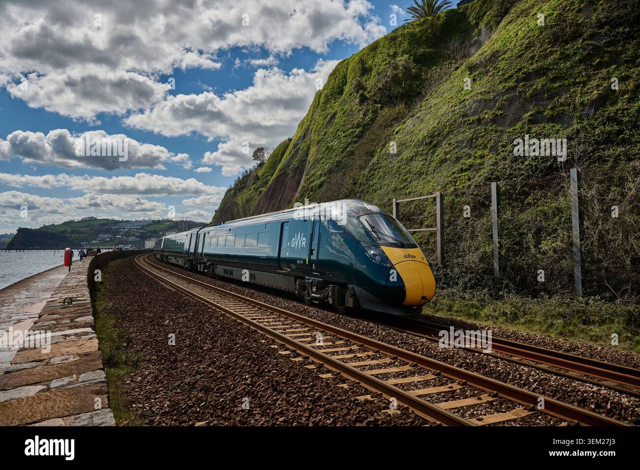 La GWR Class 802 numero 802 103 si dirige verso Londra a Teignmouth il 15 aprile 2023 Foto Stock