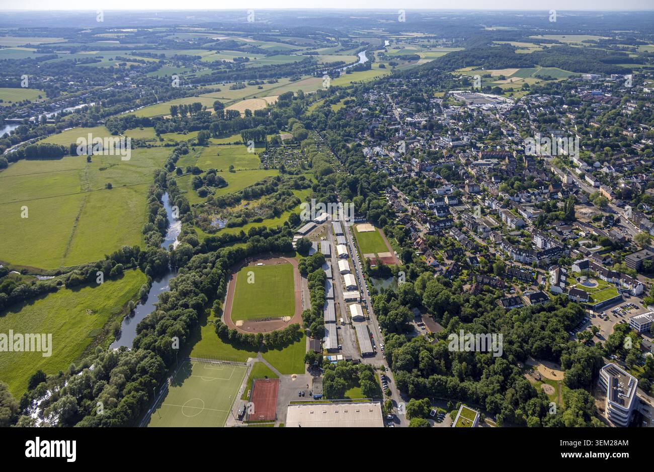 Vista aerea, villaggio di rifugiati Saarn Mintarder Strasse, circondato da prati e campi, riserva naturale Saarn-Mendener Ruhraue, Muehlenbach, Saarn, Mue Foto Stock