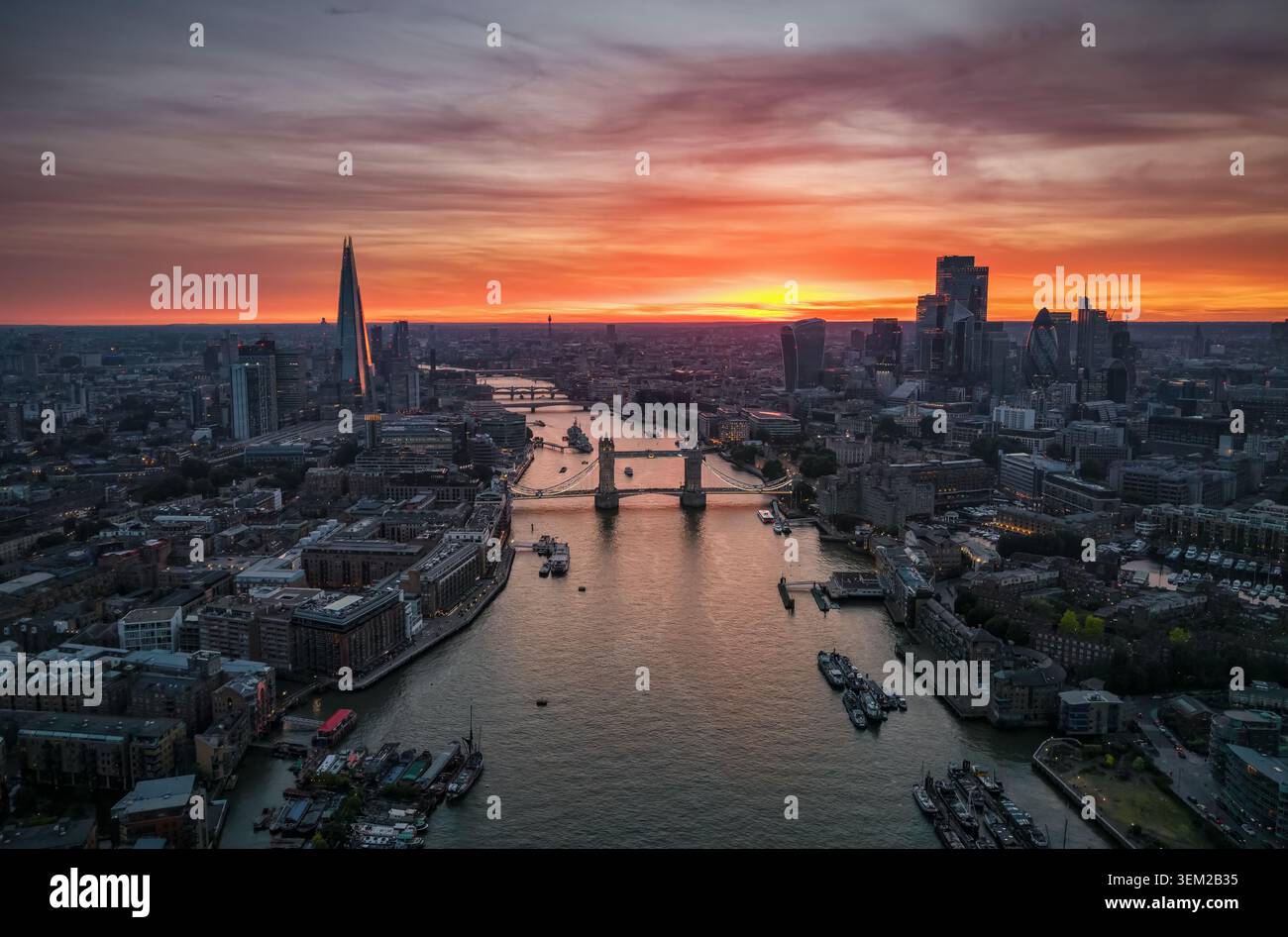 Vista panoramica aerea al tramonto dell'estate dello skyline di Londra, Inghilterra, con il Tower Bridge e i grattacieli della città Foto Stock