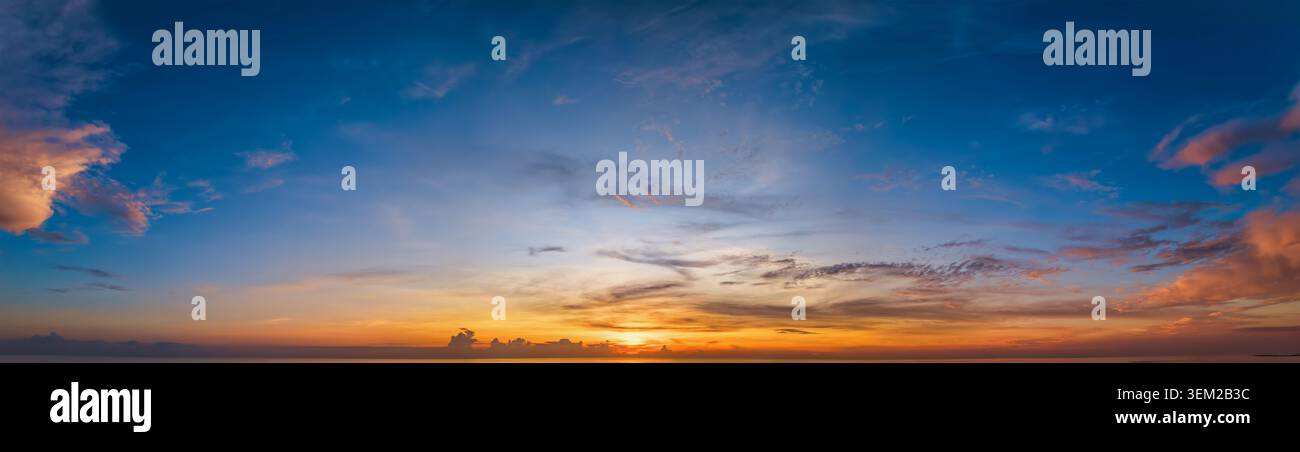Ampia vista panoramica di uno splendido cielo al tramonto sull'oceano come sfondo o texture Foto Stock