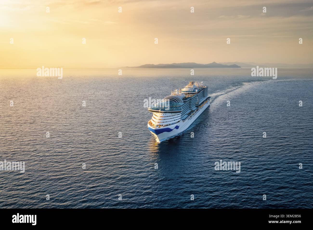 Vista aerea di una nave da crociera o di una nave passeggeri che naviga sull'oceano calmo fino al tramonto dorato con spazio fotocopie Foto Stock