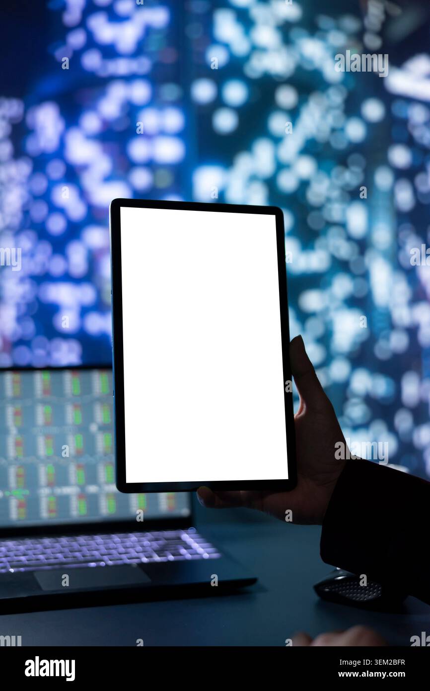 Uomo d'affari che guarda un tablet con un modello di visualizzazione vuoto, analizzando le tendenze del mercato azionario online su statistiche Internet. Chief Executive Officer che utilizza il layout dello schermo bianco su gadget, vista panoramica. Foto Stock