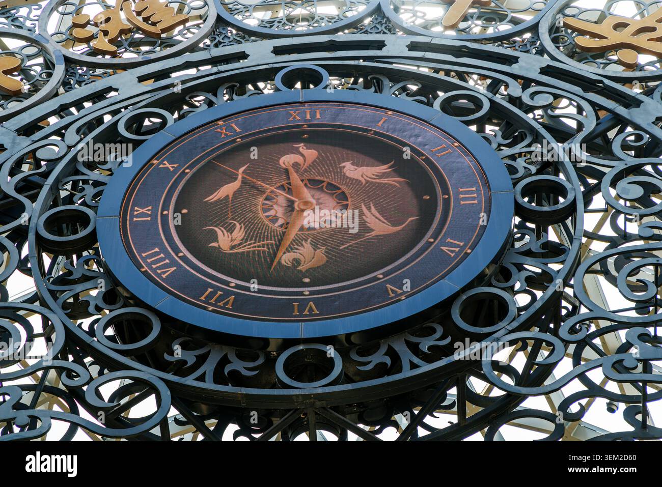 Quadrante decorativo in ferro ornato con numeri romani e motivi ornamentali nella zona del Bund, Shanghai, Cina Foto Stock
