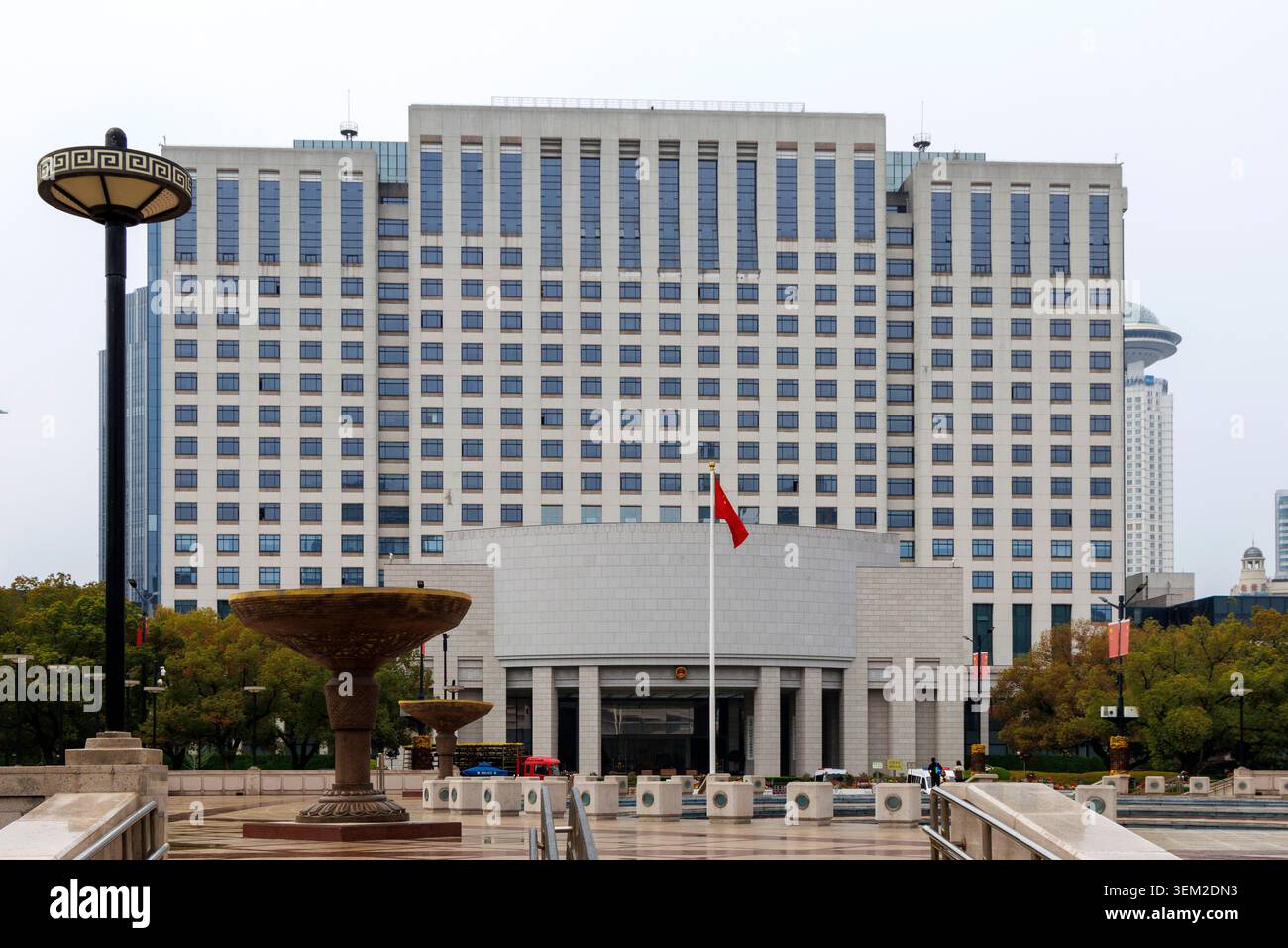Edificio del governo municipale di Shanghai con bandiera cinese, Piazza del popolo, Shanghai, Cina Foto Stock