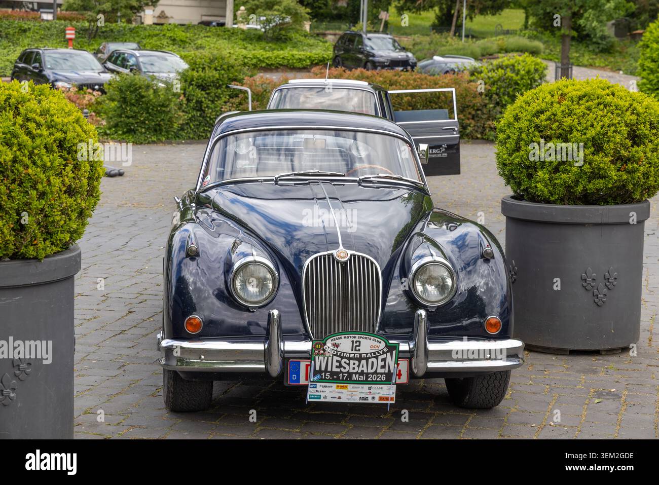 Wiesbaden, Germania - 16 maggio 2026: La Jaguar XK 150, auto d'epoca, partecipa al 41 st Classic Car Ralley intorno a Wiesbaden con destinazione finale Kurhau Foto Stock