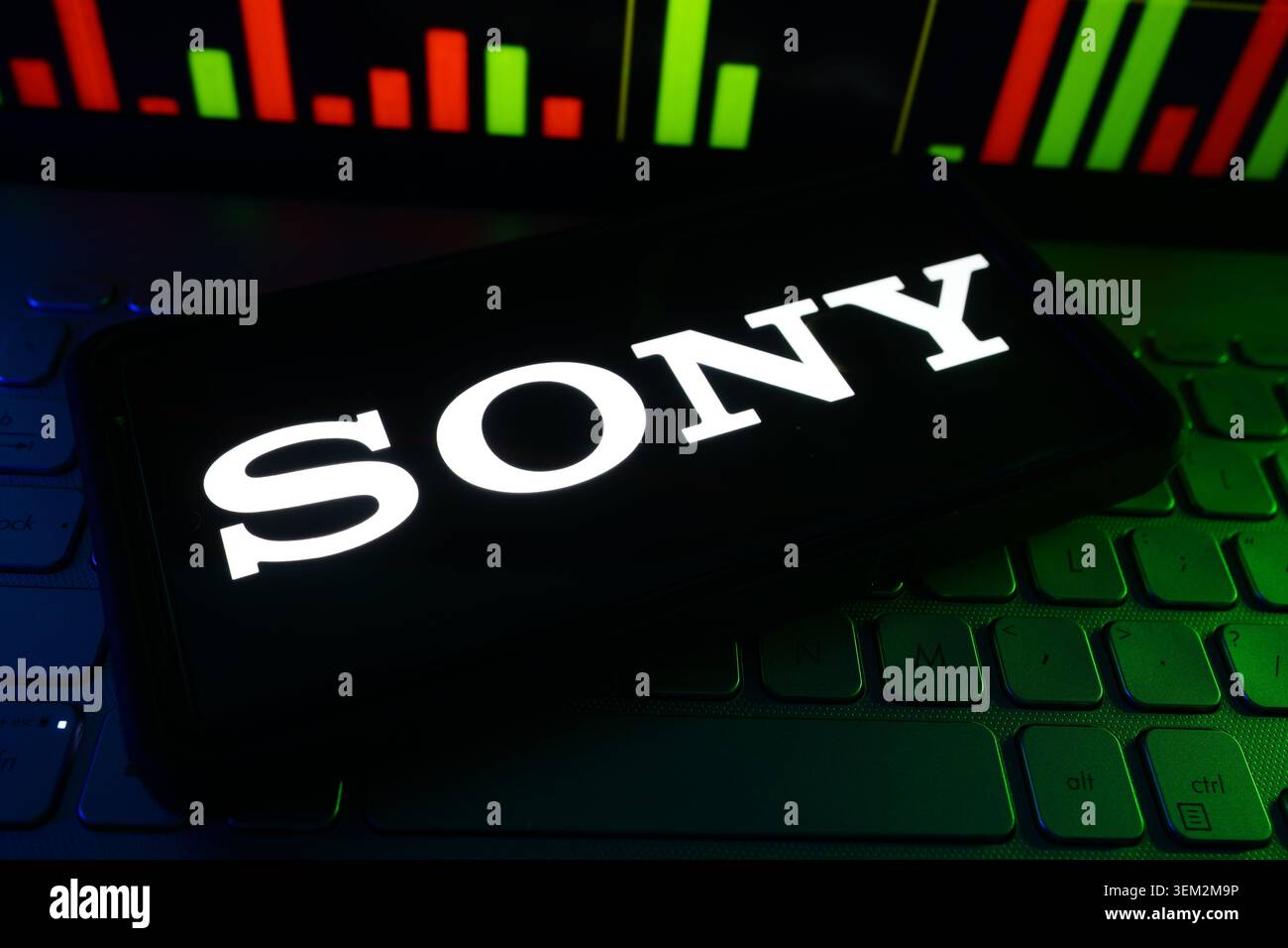 Sony Corporation Electronics and Entertainment conglomerate Logo su Uno schermo con grafico delle scorte in tempo reale nel Backgro Foto Stock