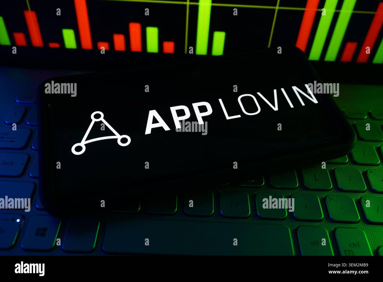 AppLovin Mobile App Marketing e ai Advertising Technology Company Logo su uno schermo con Un grafico delle scorte in tempo reale sullo sfondo Foto Stock