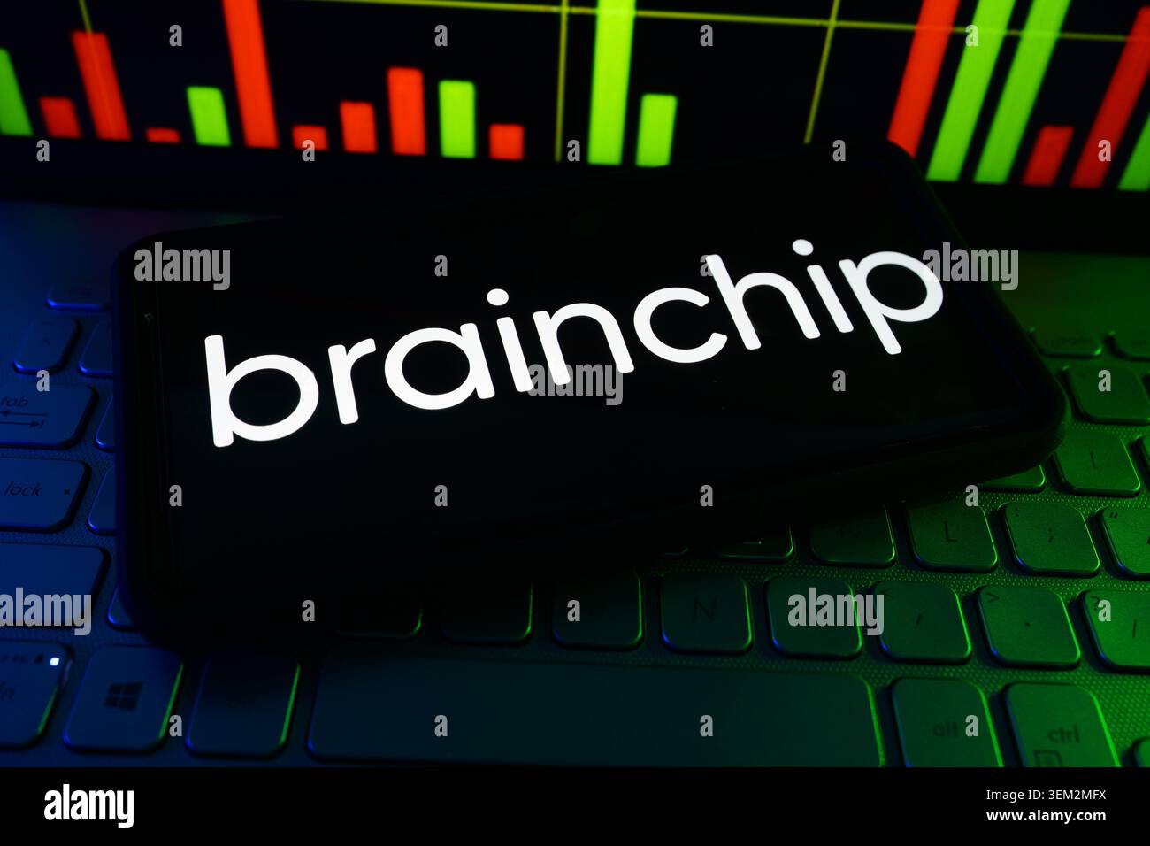 BrainChip Holdings Logo Neuromorphic ai Edge Computing Chip Company su Uno schermo con Un grafico delle scorte in tempo reale sullo sfondo Foto Stock
