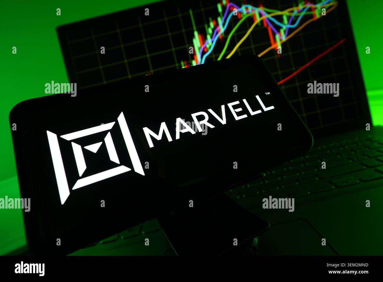 Marvell Technology Data Infrastructure Semiconductor e Logo ai Chip Company su Uno schermo con Un grafico delle scorte in tempo reale sullo sfondo Foto Stock