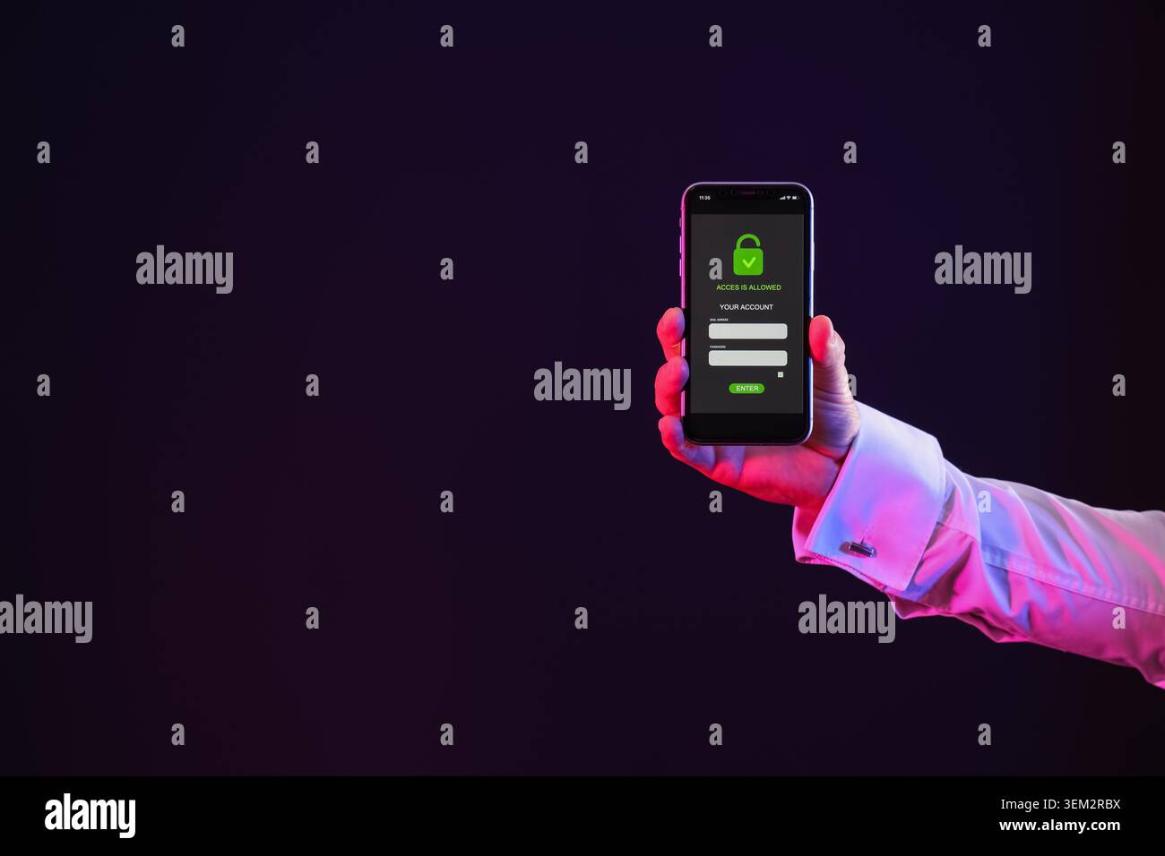 Uomo che tiene un telefono cellulare con modulo di accesso su sfondo scuro Foto Stock