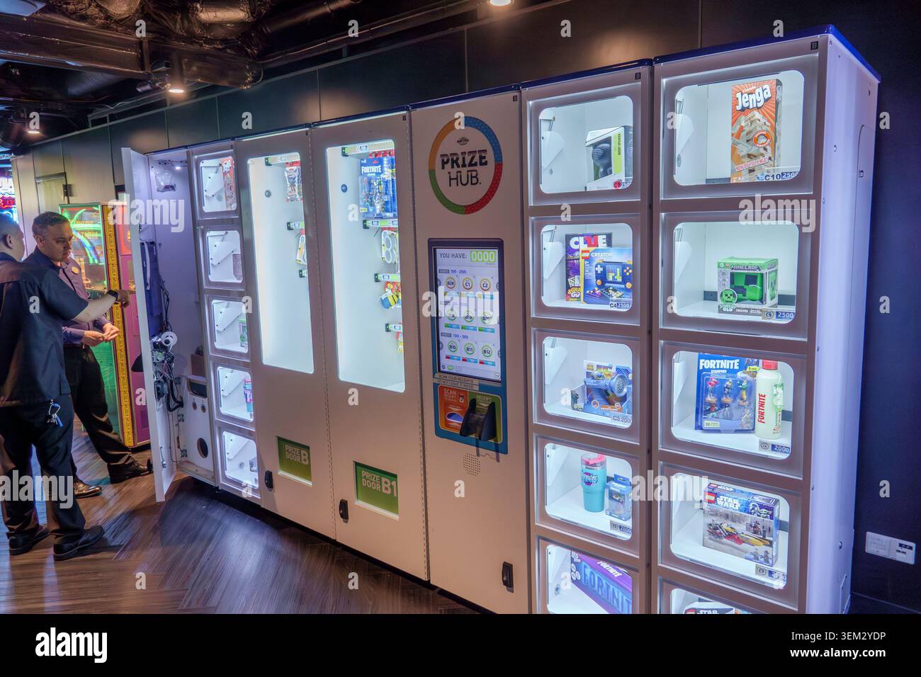 Oceano Atlantico,Norwegian Cruise Line NCL Joy Ship,videosala giochi,arcade Prize hub,riscatto di giochi,distributori automatici a premi,Fortnite,Minecraft,Star Wars,gamba Foto Stock