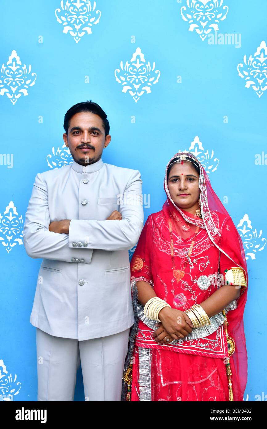 Rajasthani o marito e moglie dell'India del Nord vestiti con eleganti abiti festivi Foto Stock