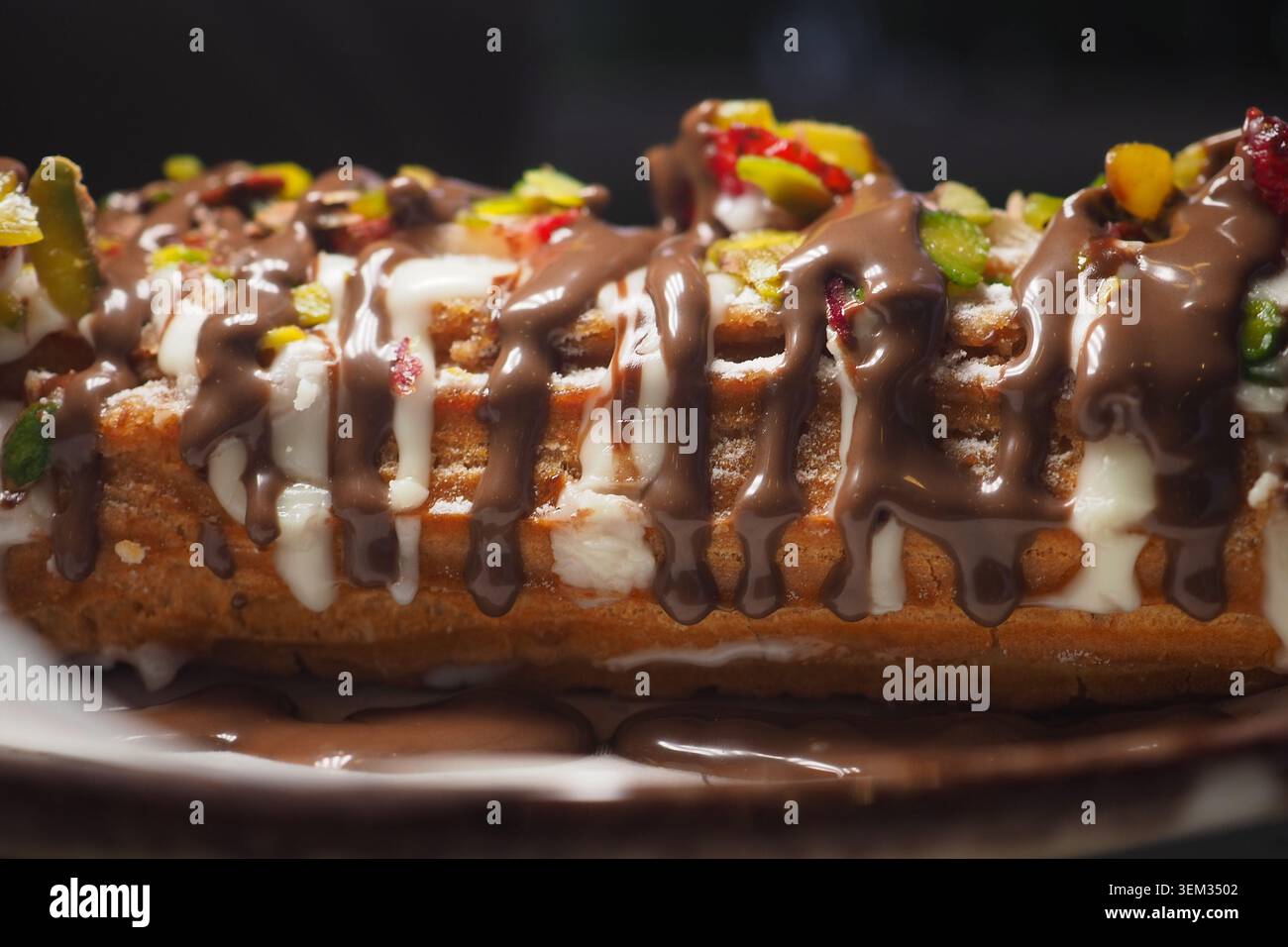 Dessert con cioccolato e noci su un piatto Foto Stock