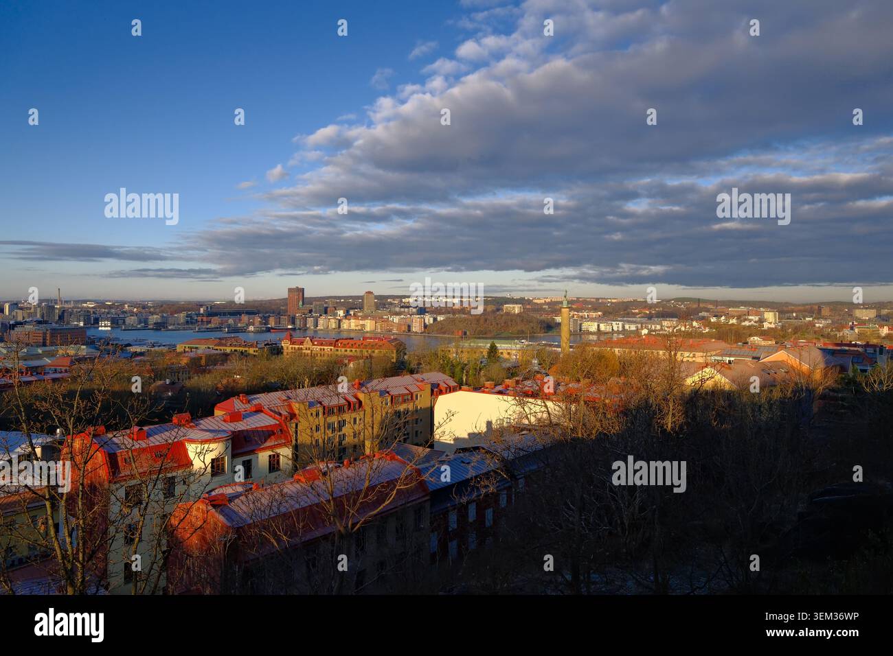 Paesaggio urbano di Goteborg da Masthugget che si affaccia su edifici residenziali con tetti rossi, il fiume e un suggestivo cielo nuvoloso, la Svezia Foto Stock