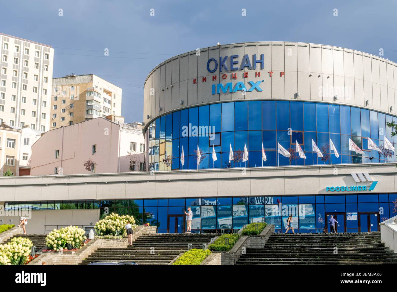 Cinema IMAX Oceano, un landmark iconico e centro di intrattenimento di Vladivostok, che in precedenza ha ospitato il festival del meridiano del Pacifico in Russia. Foto Stock