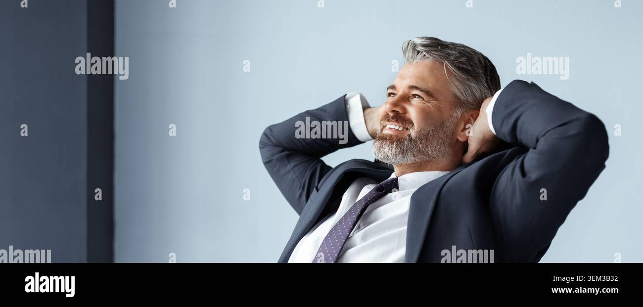 Sorridente uomo caucasico di mezza età rilassarsi in ufficio, concetto di business Foto Stock